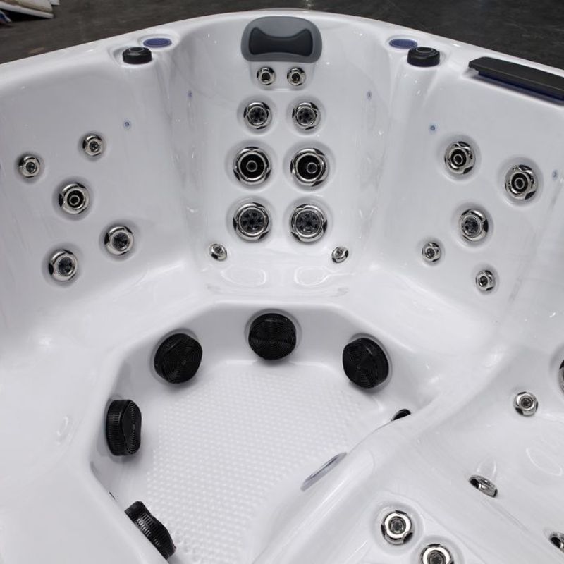 The Nolton Hot Tub – 6 Person Hot Tub with Lounger & 59 Jets