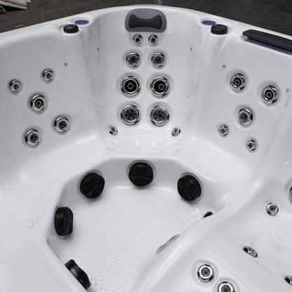 The Nolton Hot Tub – 6 Person Hot Tub with Lounger & 59 Jets